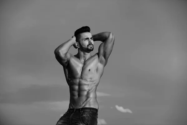 Homme sexy avec corps musclé sur ciel bleu — Photo