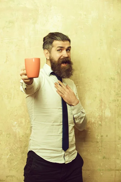 Gerente con cara feliz mantenga el té o la taza de café —  Fotos de Stock