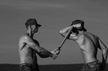 Erkekler, yeşil sopası ile beyzbol oyuncusu