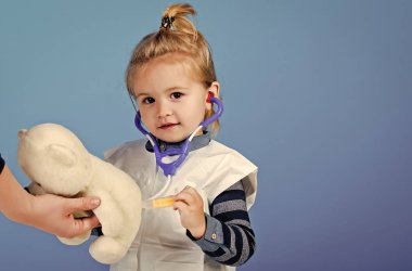 Çocuk anne elinde oyuncak ayı için enjeksiyon yapmak