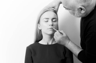 Adam kız yüz makyaj fırçası ile toz uygulayarak