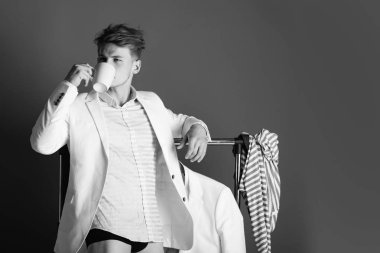 adam bardaktan içiyor