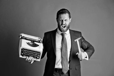 iş adamı, daktilo ve çekiç ile agresif iş adamı