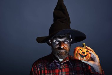 Cadılar Bayramı Sihirbazı hipster sakal ve jack o fener ile