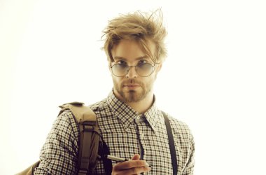 Yakışıklı adam ya da inek bardaklarda zeki öğrenci