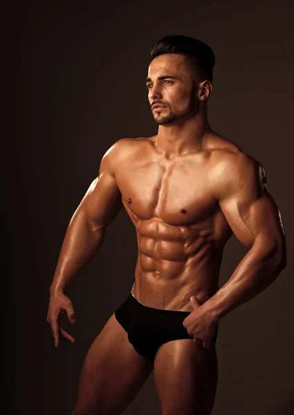 Athletischer Bodybuilder Mann auf schwarzem Hintergrund. — Stockfoto