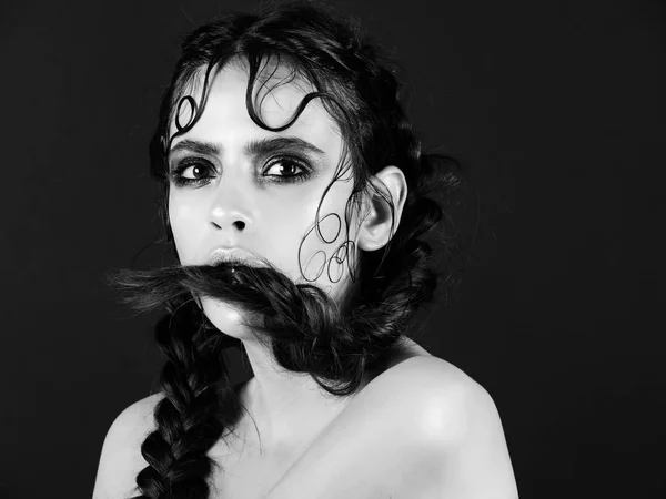 Retrato de mulher com moda cabelo bonito, modelo jovem, menina morena — Fotografia de Stock