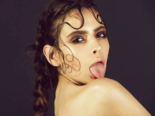 Жінка облизує голим плечем язиком — стокове фото