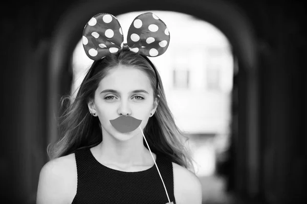 Lustiges hübsches Mädchen mit niedlichen Mausohren und roten Lippen — Stockfoto