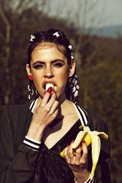 Lány elegáns smink vitamin banánt eszik — Stock Fotó