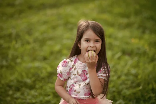 Chica comer manzana en el fondo natural, vitamina —  Fotos de Stock