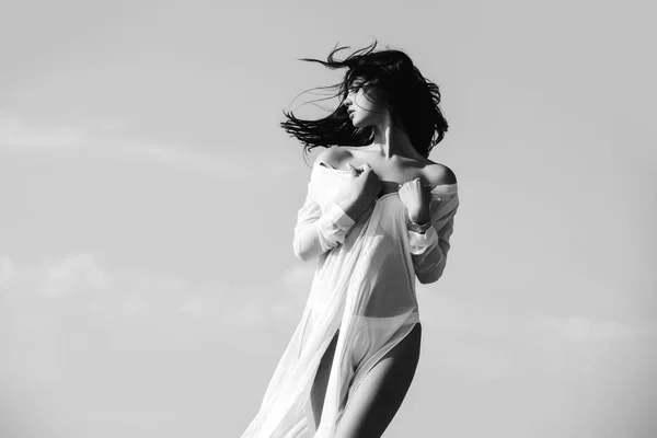 Mulher com cabelo morena e maquiagem fresca . — Fotografia de Stock