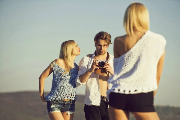 Mujer bonita posando para hombre guapo o fotógrafo y chica —  Fotos de Stock