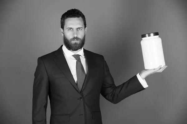 Бизнесмен или бородатый мужчина с пластиковой банкой на синем фоне — стоковое фото