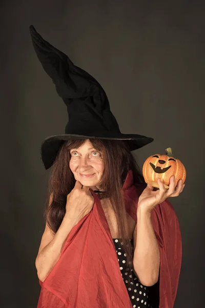 Halloween Kwaad Spell Magie Senior Dame Glimlachend Met Pompoen Zwarte — Stockfoto