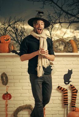 Cadılar Bayramı maço ile açık ağız cadı şapka ve atkı