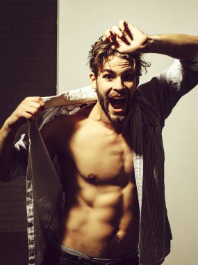 Kızgın adam kas gövde gösterir