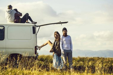 Genç çiftler tarafından minibüs yolculuğu