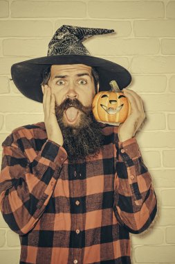 Cadılar Bayramı Balkabağı beyaz tuğla duvar adamla