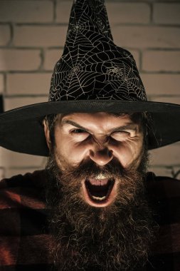 Korkunç cadı şapka yüzüne adamla Cadılar Bayramı