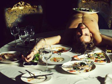 Masanın üzerinde yatan yakışıklı adam