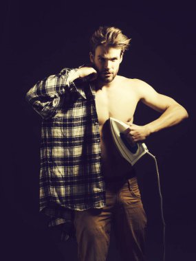 Demir ile seksi üstsüz erkek