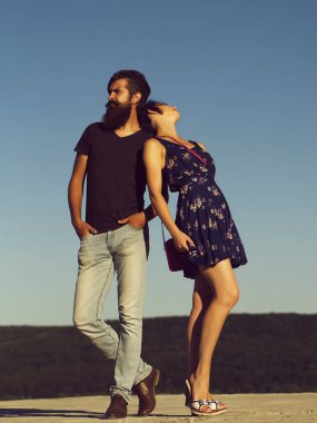 Çift mavi gökyüzü üzerinde poz