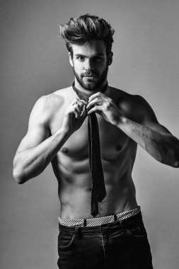 yakışıklı kaslı adam kravat ile