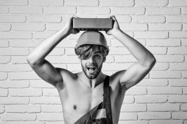 Seksi kaslı erkek yapıcı.