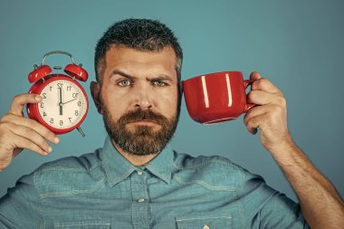 üzgün yüz Kupası, çalar saat ile Tarih sakallı