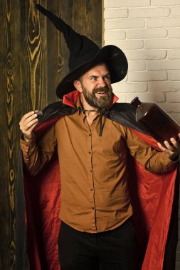 Cadılar Bayramı adam sihirbaz sihirbaz hile ile şişe