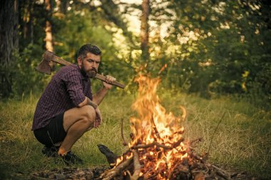 Hipster adam balta ile kamp ateşi ateşe bak