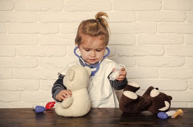 Çocuk oynamak oyuncak ayı oyuncak ile Veteriner doktor