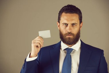 Gümüş iş ya da kredi kartı, iş ahlakı ile kendine güvenen iş adamı