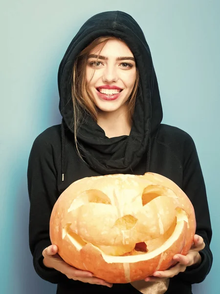 Donna di Halloween con volto felice . — Foto Stock