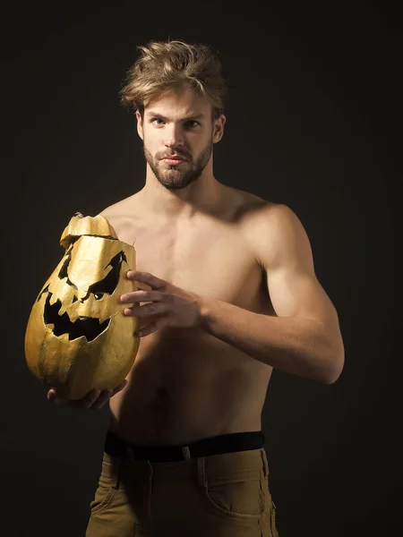 Hombre de Halloween con torso muscular, bíceps, tríceps sobre fondo negro — Foto de Stock