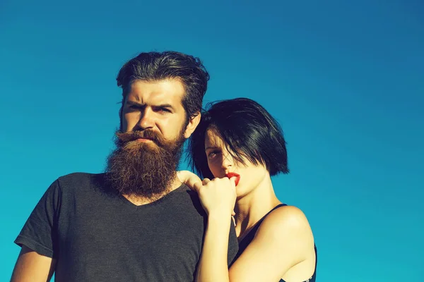 Jovem casal no céu azul — Fotografia de Stock