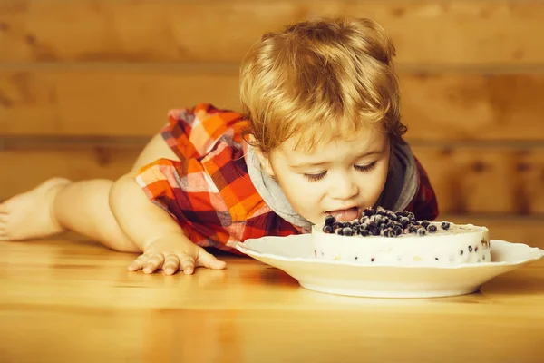 Roztomilý chlapec jí dort — Stock fotografie