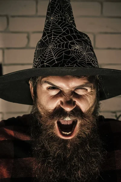 Korkunç cadı şapka yüzüne adamla Cadılar Bayramı