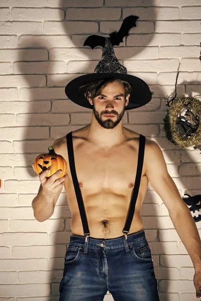 Halloween uomo in cappello da strega con zucca — Foto Stock