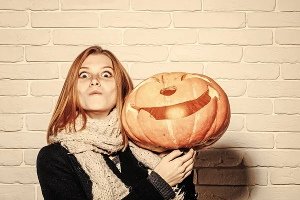 Halloween kobieta z zaskoczony, zdziwiony. — Zdjęcie stockowe