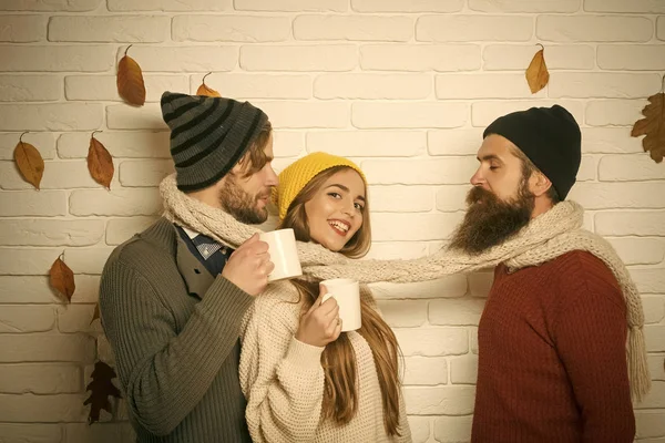 Menina e homens na parede de tijolo beber vinho quente . — Fotografia de Stock