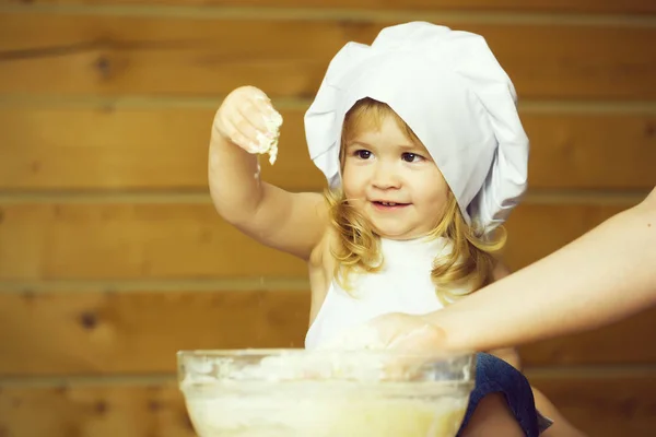 Niño feliz niño cocinero amasando masa — Foto de Stock