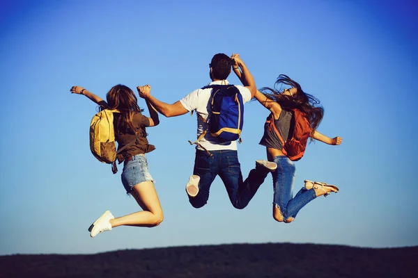 Barbudo hombre guapo con chicas — Foto de Stock