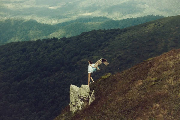 Chica bonita en la pendiente de la montaña —  Fotos de Stock