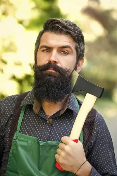 Hombre sosteniendo hacha — Foto de Stock