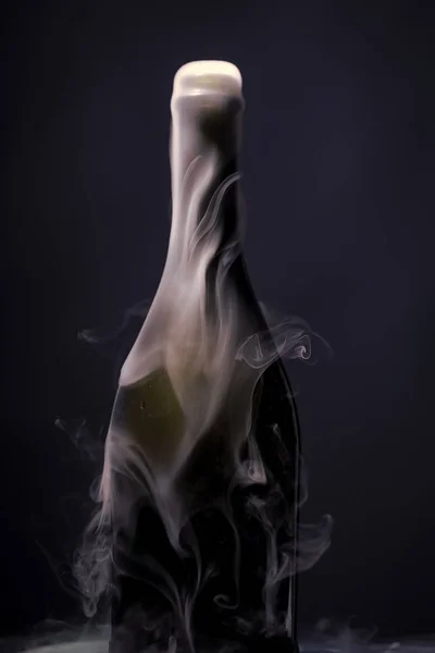 Champagneflaska med rök — Stockfoto