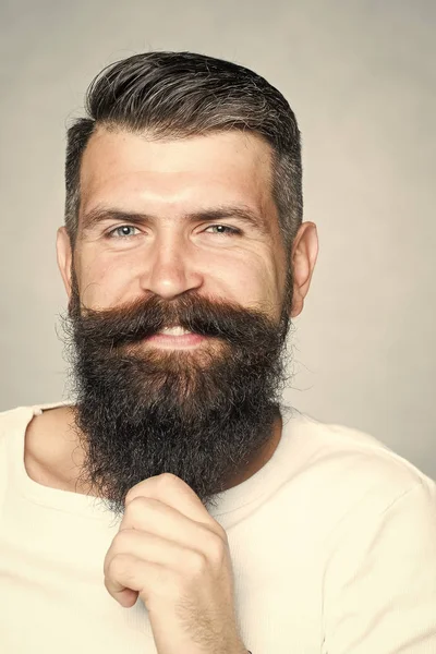 Homem de cabelos grisalhos a puxar barba — Fotografia de Stock