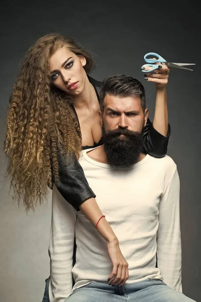 Portrait of couple with scissors — Stock Photo, Image