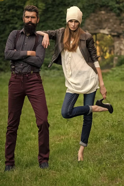 Casal elegante ao ar livre — Fotografia de Stock